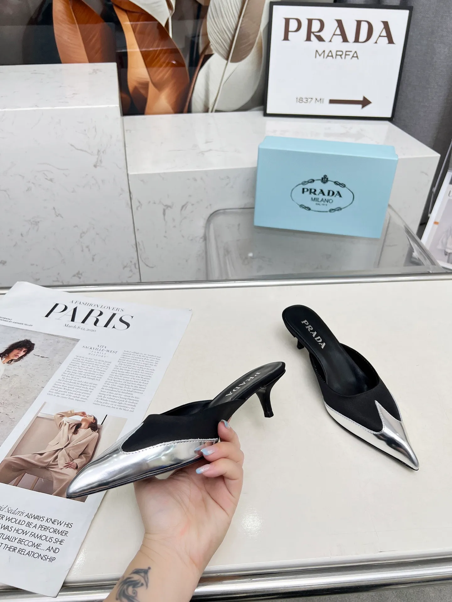 👟👟Ex-factory price 520👟👟 🏧2025 T show Mule shoes, silk pointed toe series🏧 (highest version with top packaging) PRADA 2025𝐬𝐬Prada new product, (top version) is coming! prada25 "T-stage show style" mainly promotes hot-selling styles, made of silk material and TPU Muller series spring and summer single shoes and sandals series. Made of high-quality silk satin and Tpu mirror material, a full range of simple light plate logo hot stamping. ——————————————————❣️ 2025SS PRADA spring and summer simple style, it looks so good. Various Internet celebrities have planted popular styles, awakening the imagination of skirt trains, corsets and bra curves, streamlined to the extreme ~ super popular series of hot products, with iconic logos on the heels or on the feet, as well as prismatic pointed toes, and angular lines are clearly defined.  Prada spring2025’s latest presentation is also wonderful with different styles! This season's Prada styles are simpler in design than before. They don't deliberately pursue a trendy or sporty feeling. They are all natural. The colors are also made of bright spring and summer eye-catching colored silks with pointed toes. They are so simple and beautiful. 😋The original shoes are developed and purchased from Italian counters, and are reproduced 1:1 according to the original taste. The newly opened low heel of 4cm has the same concave and convex height as the original version, creating a variety of sandals and slippers: low heel, pointed toe and half drag. 💛❤️ 💛❤️ ⚛Baotou low heel 4cm. ⚛Sale size: 35-41 (customized at 42.43) ⚛Top silk satin fabric + sheepskin lining + Italian triple-A cowhide bottom. 💙"Multiple colors, all official colors can be produced".